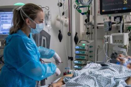 Algunos seguros de salud tienen restricciones y no necesariamente cubren los gastos de salud derivados de la pandemia.