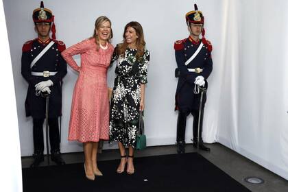 La reina de Holanda eligió un vestido Elie Saab, de encaje con transparencias, falda midi, que usó durante una visita de Estado a Portugal.