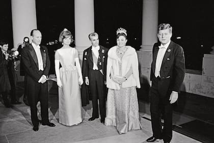 En abril de 1962, el sha y Farah Diba (con tiara, collar y pendientes de esmeraldas) fueron recibidos en la Casa Blanca por el presidente John F. Kennedy y la primera dama Jackie Kennedy