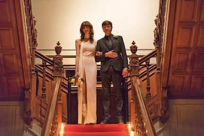 Dafne y su padrino, su hermano Gastón. Para la ceremonia, la novia lució un diseño de Gustavo Giacobbe confeccionado en tul bordado a mano y muselina, de corte asimétrico, que remataba con un lazo de satén de seda en el cuello, botas Marc Fisher, alhajas de Jean- Pierre y un ramo diseñado por Blumm