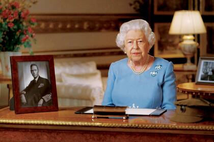 La soberana del Reino Unido le habló al país a las 8 de la noche, misma hora en que su padre, Jorge VI, anunció el fin de la guerra a través de la radio.