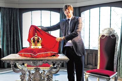 El príncipe heredero, Ernesto Augusto de Hannover, fue quien firmó un acuerdo en el que entregaba el histórico Castillo de Marienburg al Estado germano, tras seis años de negociaciones. Esta decisión fue muy criticada por su padre, Ernesto de Hannover.