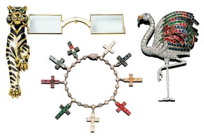 Distintas piezas que encargó Walls a Cartier: anteojos haciendo juego con la pulsera de pantera, un broche con forma de flamenco y una pulsera con cruces que conmemoran momentos importantes de la pareja.