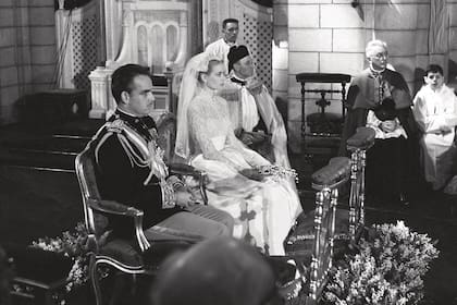 La ceremonia estuvo oficiada por el obispo de Mónaco, Gilles Barthe. Rainiero estaba tan nervioso que Grace tuvo que ayudarlo al momento de ponerle el anillo.