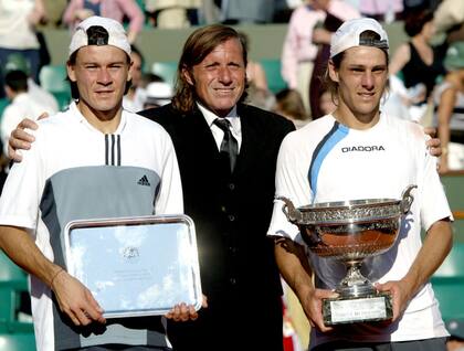 .Coria y Gaudio con Vilas en la premiación de la histórica final argentina de Roland Garros 2004
