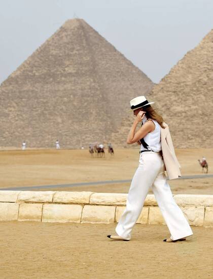 El sábado 6 llegó a El Cairo, su última parada, donde pudo ver la Gran Esfinge y las pirámides y lo hizo vestida con traje Ralph Lauren, que combinó con camisa y chatitas Chanel.