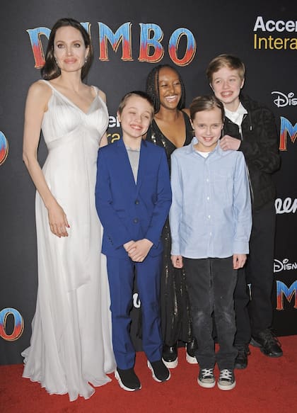 Con un diseño de Versace y pendientes Cartier, Angelina desfiló la red carpet de El Capitan Theater de Los Ángeles. En la foto, sonriente junto a sus hijos Zahara, Shiloh y los mellizos Vivienne y Knox.