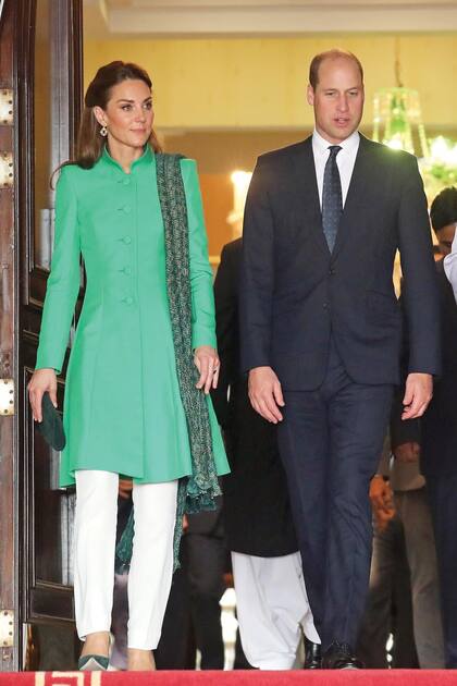 Apenas aterrizaron en el país Kate impresionó con uno de sus estilismos más atinados en verde y blanco, los colores de la bandera de Pakistán: los pantalones eran de la local Maheen Kahn, el abrigo lo firmó Catherine Walker y los zapatos, de Rebecca Greenery