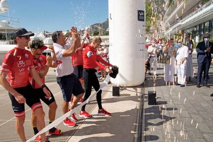 Domingo 12, por la mañana, en Montecarlo. El equipo Serenity cruza la línea de llegada