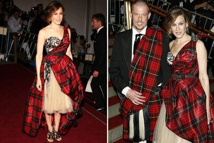Sarah Jessica fue la gran musa de Alexander McQueen, quien la acompañó en la alfombra roja.