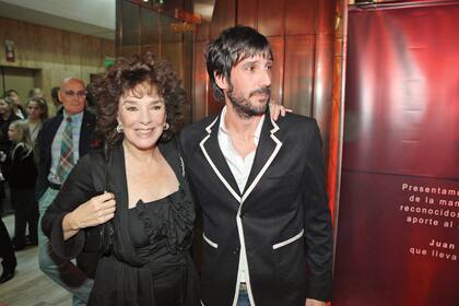 Abrazada a su hijo, Juan Cruz Bordeu.