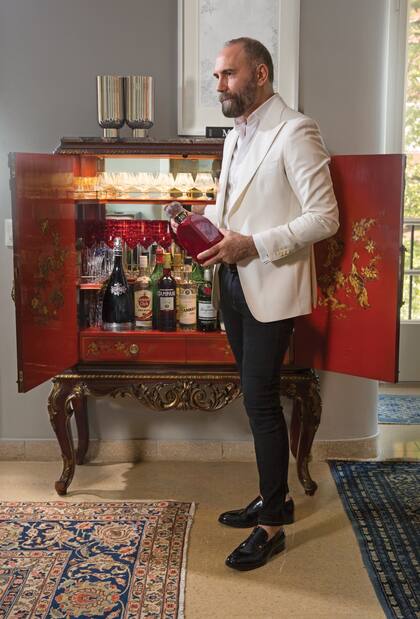 El bar chino lo trajo de un departamento anterior y le tiene gran cariño. Ahí prepara tragos para sus visitas, ya que es un gran anfitrión.
