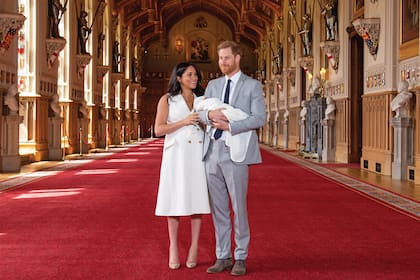 Meghan eligió un vestido de la firma británica Wales Bonner, y unos stilettos de gamuza de Manolo Blahnik, para posar con sus "dos chicos", como llamó a su marido y a su hijo, durante la sesión fotográfica. Harry, por su parte, lució un traje gris