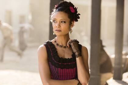 Newton como Maeve, la madama del burdel de Sweetwater