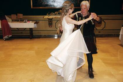 El tradicional vals junto a su padre, Jesús, vestido para la ocasión.