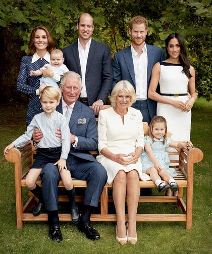 El posado con Camilla, sus hijos, sus nueras y sus tres nietos descubriendo su lado más humano como marido, padre y abuelo.