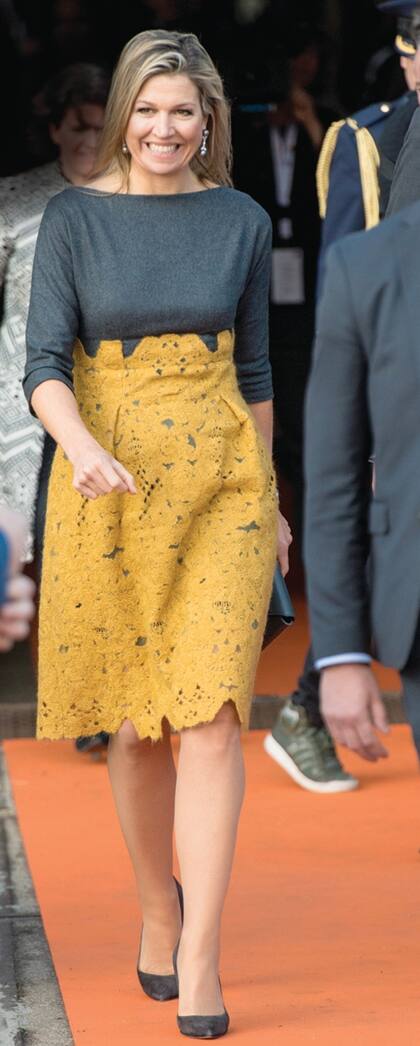 A pura sonrisa, se lució como oradora en el simposio sobre microcréditos organizado por Qredits. Elegantísima, lució un vestido con un cuerpo de lana gris y falda de encaje de Natan, que ya había usado el año pasado, también en Alemania.