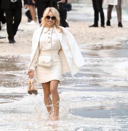 En semejante propuesta playera no podía faltar la guardavidas más famosa: Pamela Anderson cambió su característico traje de baño colorado por un traje en tweed de la célebre casa francesa.