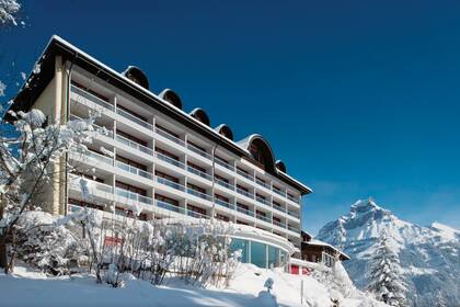 El hotel Waldegg, en la ciudad de Engelberg, Suiza, es el refugio en el que pasa su cuarentena la reina Suthida Tidjai.