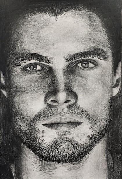 Su primer dibujo nació de una foto de su actor favorito de Green Arrow, Stephen Amell.