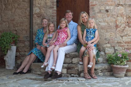 Un recuerdo en la casa de Italia, cuando Beatriz era reina y Guillermo y Máxima esperaban su turno. Los acompañan las princesas Amalia, Alexia y Arianne.