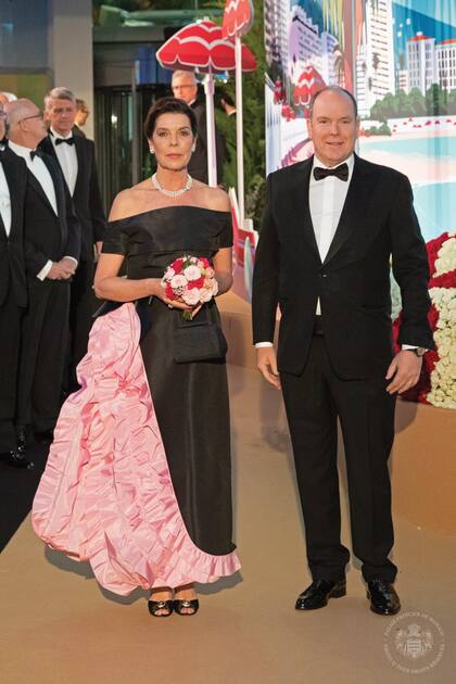 Carolina rindió homenaje a su amigo Karl Lagerfeld con un traje de la última colección de Chanel creada por el diseñador alemán. Y a su madre, llevando el increíble collar de perlas cultivadas de tres vueltas que su padre, el príncipe Rainiero, le obsequió a Grace Kelly como regalo de boda.