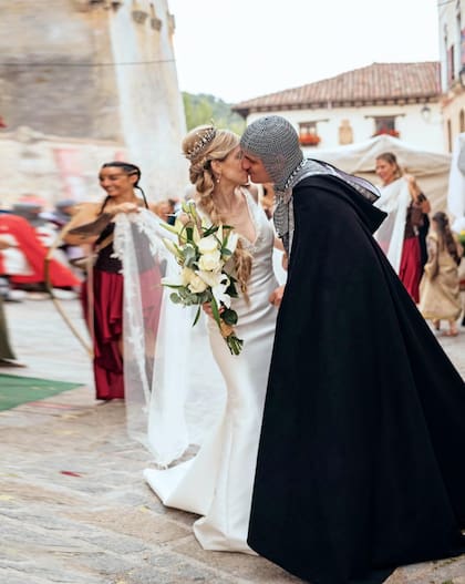 El traje blanco de la novia, con escote en V, tuvo el sello de Pronovias. Tambien lució una trenza y una corona. Eduardo compró su atuendo en Escocia: cota de malla de Galicia, espada tizona del Cid Campeador, de Toledo, y una capa negracon capucha.