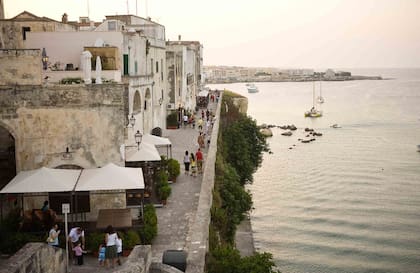 Otranto se jacta de ser la ciudad más importante del Salento sobre el Adriático y de ser la localidad más al este de Italia.