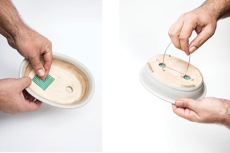 Se colocan mallas plásticas para que no se escape el sustrato por los orificios de drenaje. Después, se pasan los alambres de aluminio para poder sujetar la planta. Fotos:
Ines Clusellas