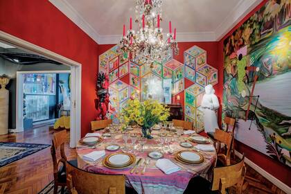 Abel es fanático de la vajilla. Esta vez vistió la mesa circular con un juego de platos de Limoges que acaban de regalarle unos amigos. Acompañó con platos de pan franceses del siglo XVIII, copas de Baccarat y cubiertos de plata francesa.