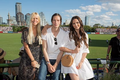 Luz Barrantes, Iván de Pineda y la diseñadora y alma matter de la firma Brezza, Natalí Márquez.