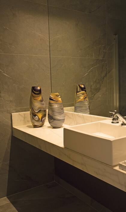 El toillette, con iluminación escenográfica y esculturas de cristal