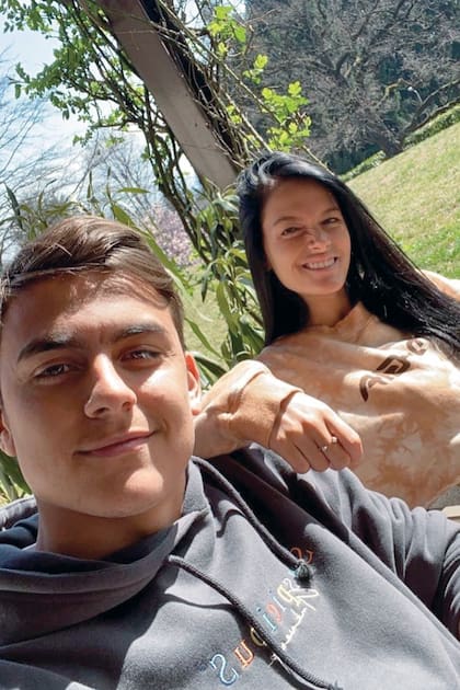Oriana Sabatini y su novio, Paulo Dybala, están en comunicación permanente desde su casa de Turín