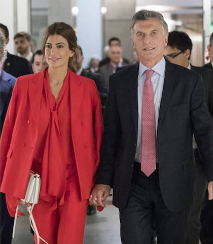 En el CCK, de la mano de Mauricio Macri, para asistir al foro de inversiones organizado por el Banco Mundial, con un traje colorado de Awada