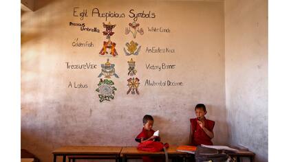 Jóvenes monjes estudian en su escuela dentro del monasterio de Thiksey en Ladakh, India