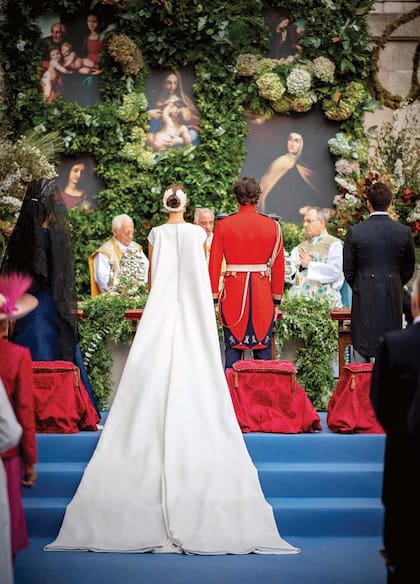 Los novios dieron el “sí, quiero” ante un magnífico altar colocado en una de las terrazas del palacio y decorado con flores y obras de arte religioso.