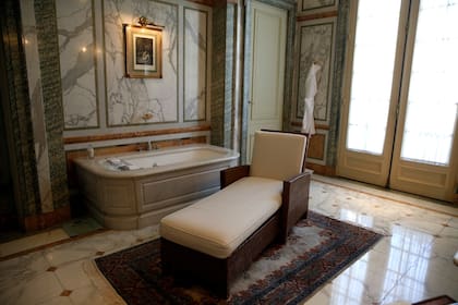 La bañadera original de la Suite Presidencial, rodeada de lujosos mármoles