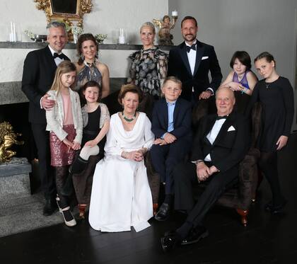 Una postal familiar tomada con motivo de los 25 años de casados de Harald y Sonia, a quienes se ve rodeados por Ari, la princesa Marta Luisa, sus tres hijas, el príncipe Haakon, la princesa Mette Marit y sus herederos.