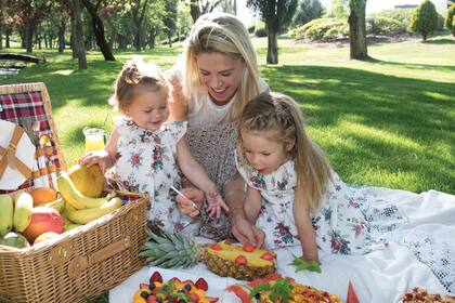 Un picnic al aire libre se transforma en el mejor plan después de tantos días de cuarentena. “También aprovecho para andar en bici con Diego y hacer deporte”, revela la modelo argentina. 