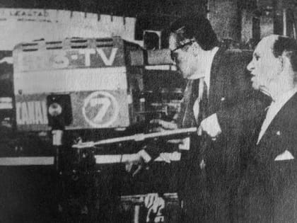 Jaime Yankelevich y Enrique Susini probando una de las cámaras el 17 de octubre de 1951