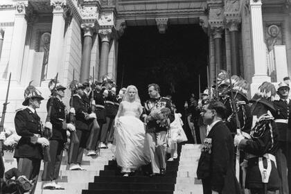 Los recién casados salen de la catedral San Nicolás, construida en 1252, y cuya remodelación se terminó en 1903. Allí fueron enterrados la princesa Grace en 1982 y el príncipe Rainiero en 2005.