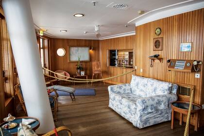 El sun lounge, todo forrado en madera, era uno de los espacios favoritos de Isabel II para leer, escribir, o tomarse unos aperitivos en su bar.