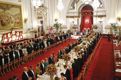 El Gran Salón de Baile del Palacio de Buckingham se vistió de gala en honor a los reyes de Holanda. Para el especial banquete, el chef Selwyn Stoby reveló a través de las redes sociales de la Casa Real algunos secretos de cómo creó las tortas de chocolate y mandarinas al café.