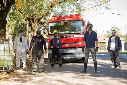 Roberto convocó a los Bomberos de San Isidro para convertir los 4 mil litros de hipoclorito de sodio con los que llegó a La Cava en 12 mil litros de lavandina.