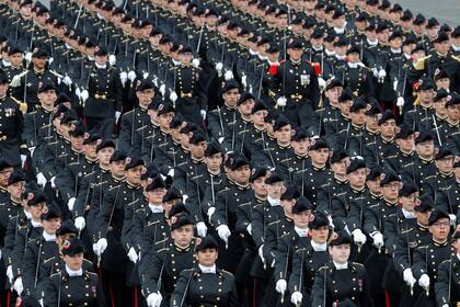 Los estudiantes de la Ecole Polytechnique (Escuela militar especial de Polytechnique) marchan durante el tradicional desfile militar del Día de la Bastilla en la Avenida Champs-Elysees en París,