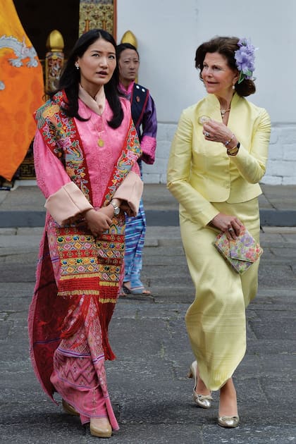 Si bien tiene origen plebeyo, la familia de Jetsun Pema siempre gozó de estrechos lazos con el clan real del Reino del Himalaya.