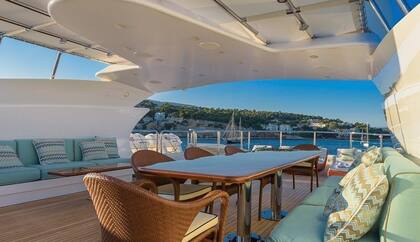 Estilo atemporal, hermosos muebles y suntuosos asientos crean un ambiente elegante y confortable.