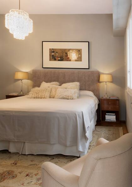 En el dormitorio se destaca una lámpara años 40 comprada en un mercado de pulgas y un cuadro oriental de la boutique Harturo.