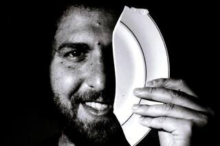 Recorre Europa y deja platos rotos para recordar a los abuelos judíos que emigraron a la Argentina