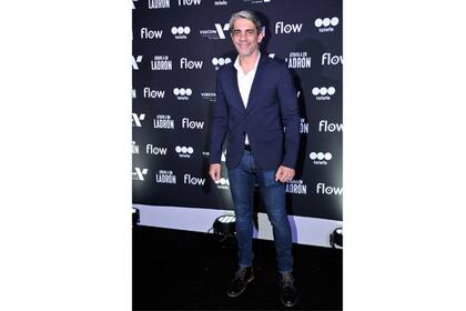 El look de Pablo Echarri. Sus clásicos jeans chupin, con camisa y un saco de vestir